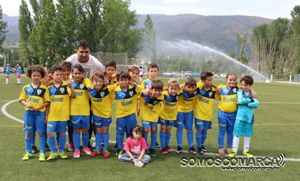 Luis con el equipo de los más pequeños del Rúa en el año 2017 en el que está Iris