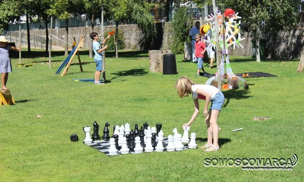 somoscomarca_obarco_feiradoviño_2017_niños_juegosajedrezgigante