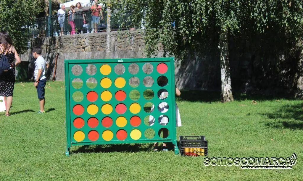 somoscomarca_obarco_feiradoviño_2017_niños_juegos_tresenrayagigante