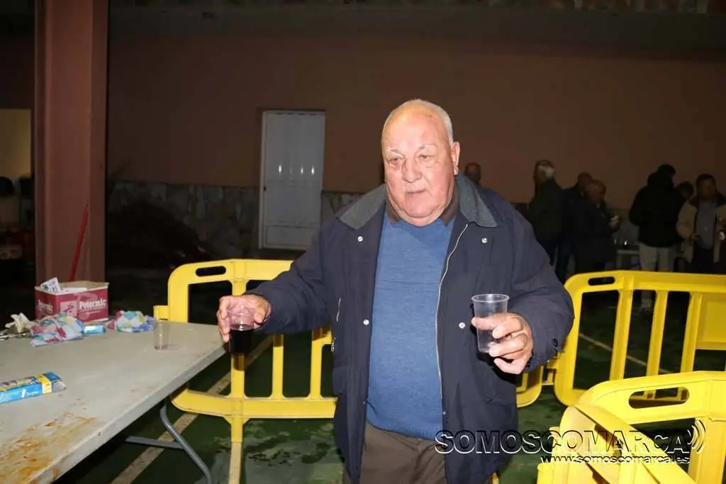 Juanón co seu vaso de viño na man