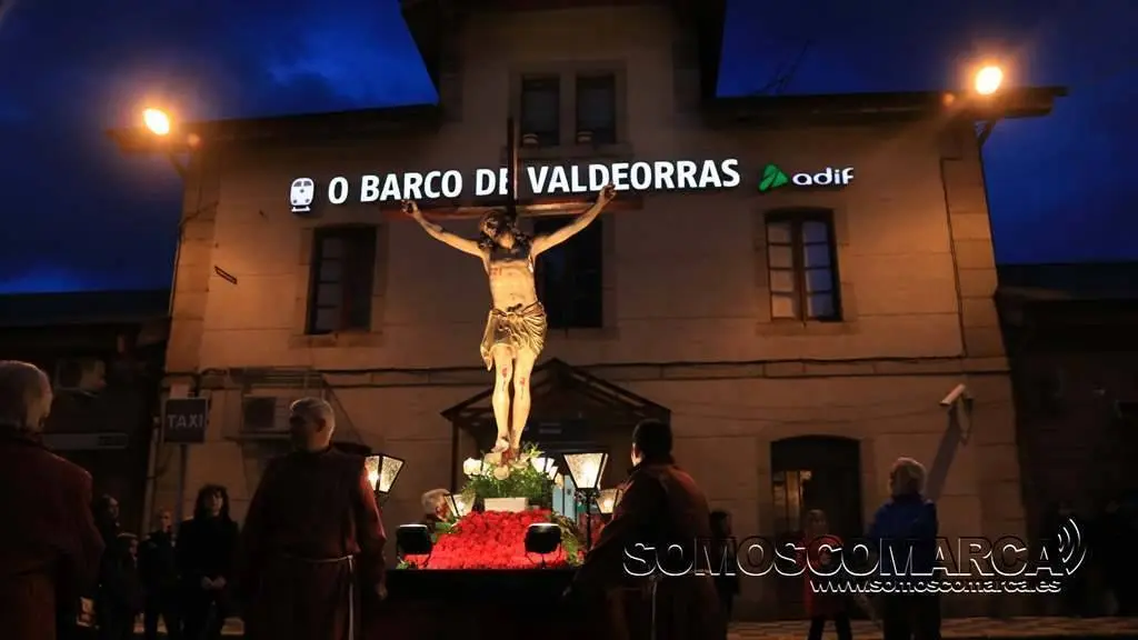 El Cristo de los Ferroviarios sale en procesión la noche del Miércoles Santo por la calles de O Barco