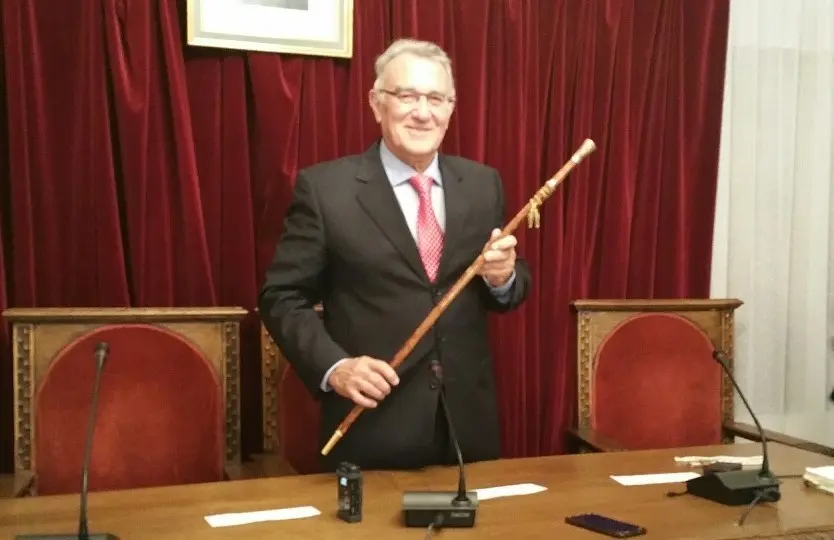 Toma posesi&oacute;n Alfredo. Bast&oacute;n de mando