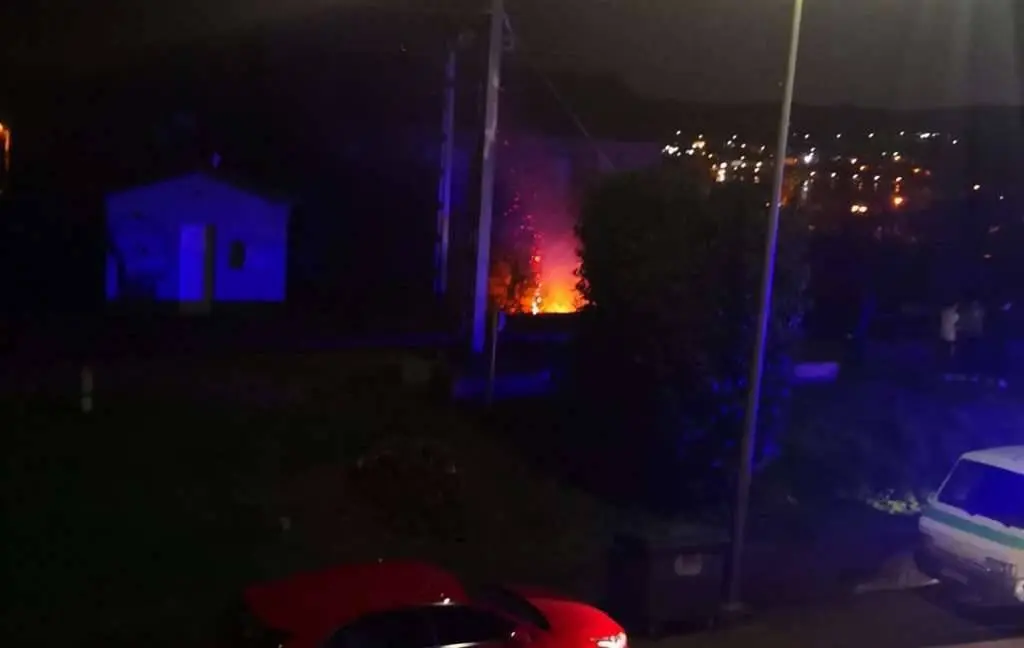 Incendio en la calle circunvalación de A Rua, al lado vía del tren
