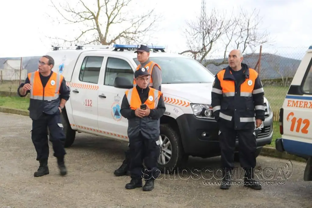 Membros de Protección Civil axudando no Entroido