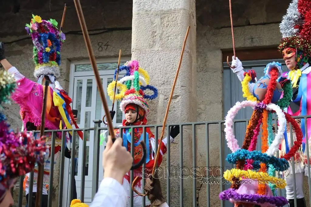 As mázcaras de San Martiño bailando na Porta da Vila