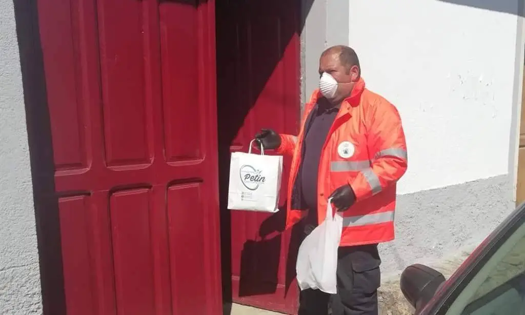 Sueiro repactiendo medicamentos en A Portela (Petín)