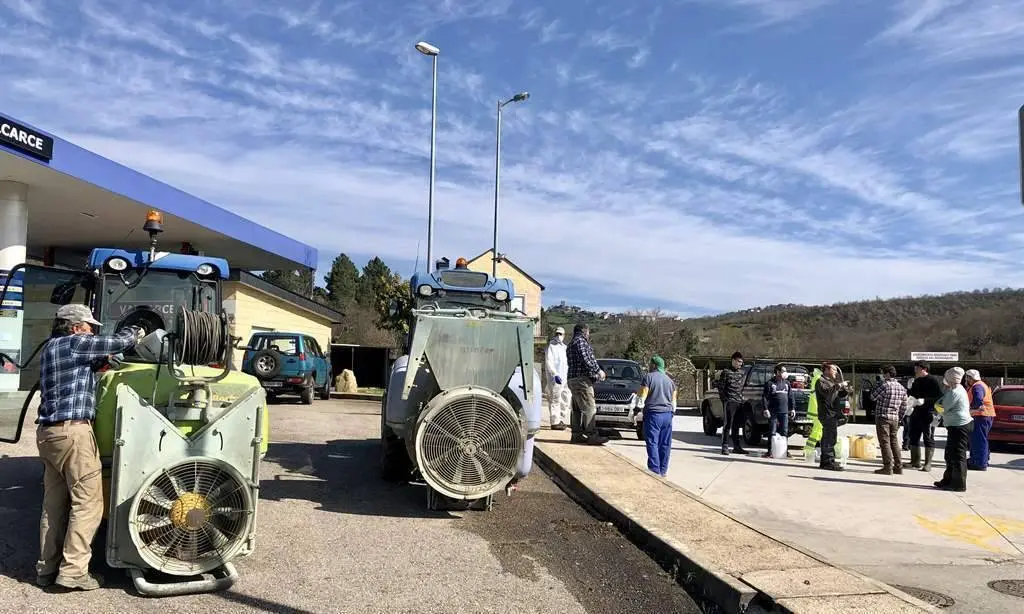 Adegueiros e viticultores do Bolo axudaron na desinfección das rúas das aldeas