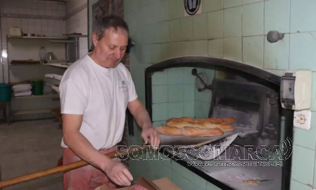 Eduardo de Panadería Querol sacando o pan do forno