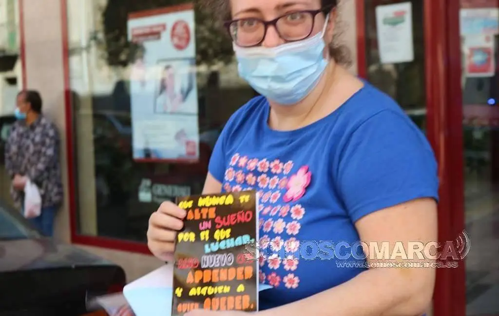 Laura muestra la emotiva tarjeta del ramo de flores de sus amigas