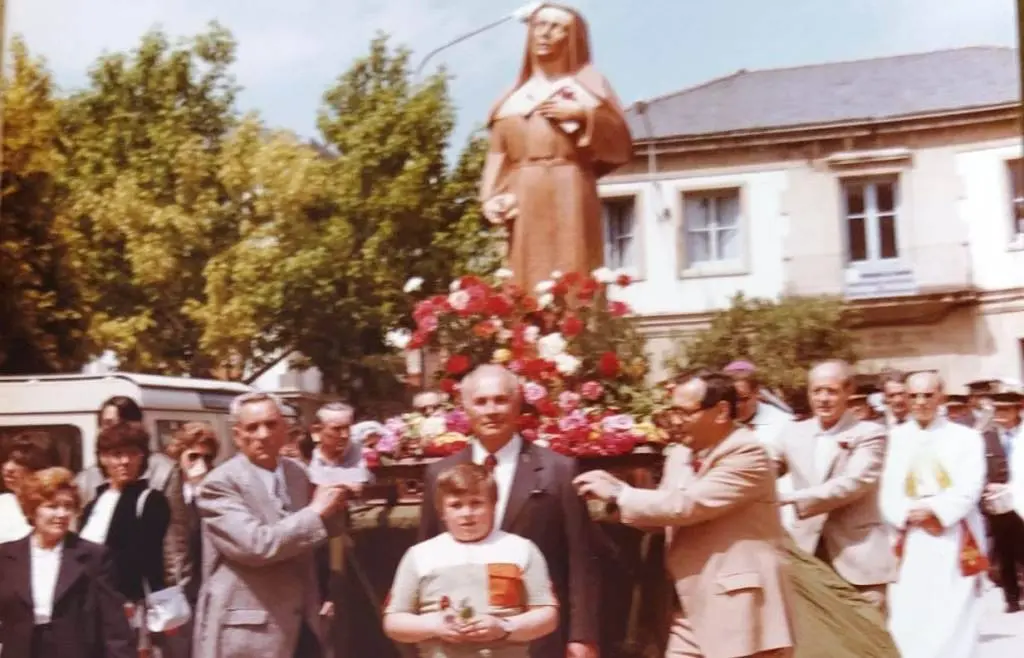 Eduardo Ojea y Toni Hervella entre otros, en la procesión de Santa Rita