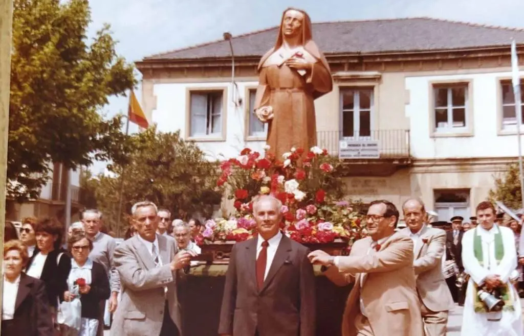 Eduardo Ojea y Toni Hervella entre otros, en la procesión de Santa Rita