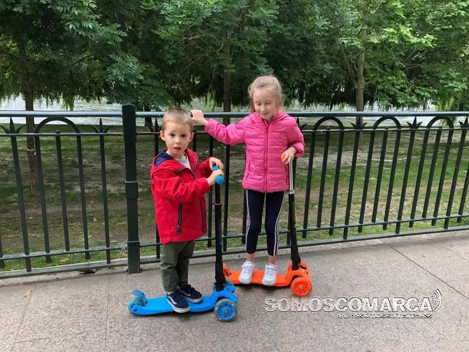 Niños en patinete Malecón de O Barco