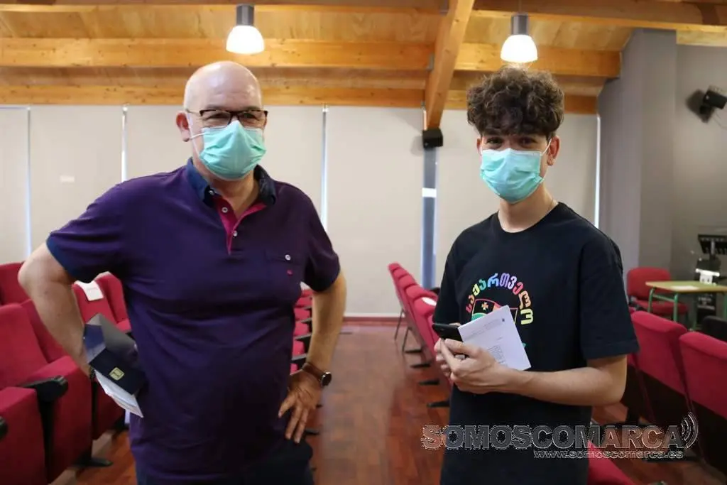 Eladio Santos y su hijo en el pleno de posesión de la concellería del primero