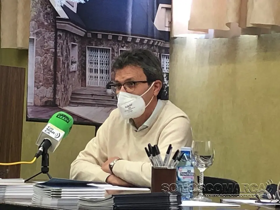 Victor Cobo Arias, presidente Cluster de la Pizarra, durante la visita de Paula Uría a la sede del Cluster