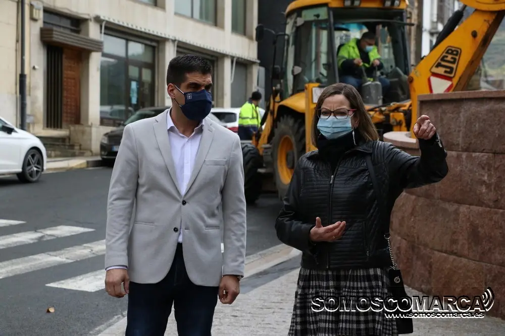 Gabriel Alén, delegado territorial de la Xunta y María del Carmen González, alcaldesa de Sobradelo