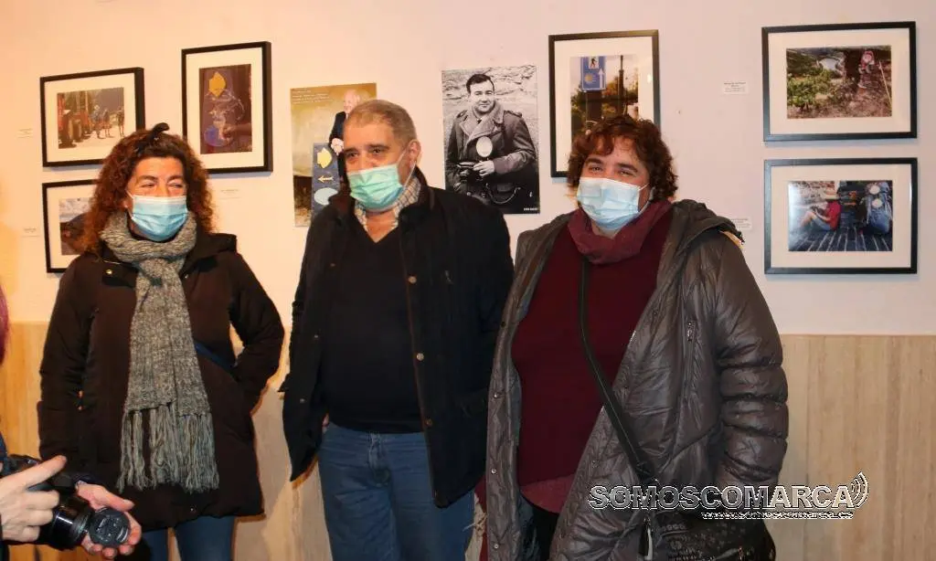 Los hijos de Ramón en la exposición de fotografia en el Centro Cultural Avenida de A Rúa