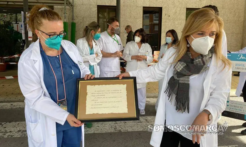 Ana y Margarita con el cuadro conmemorativo