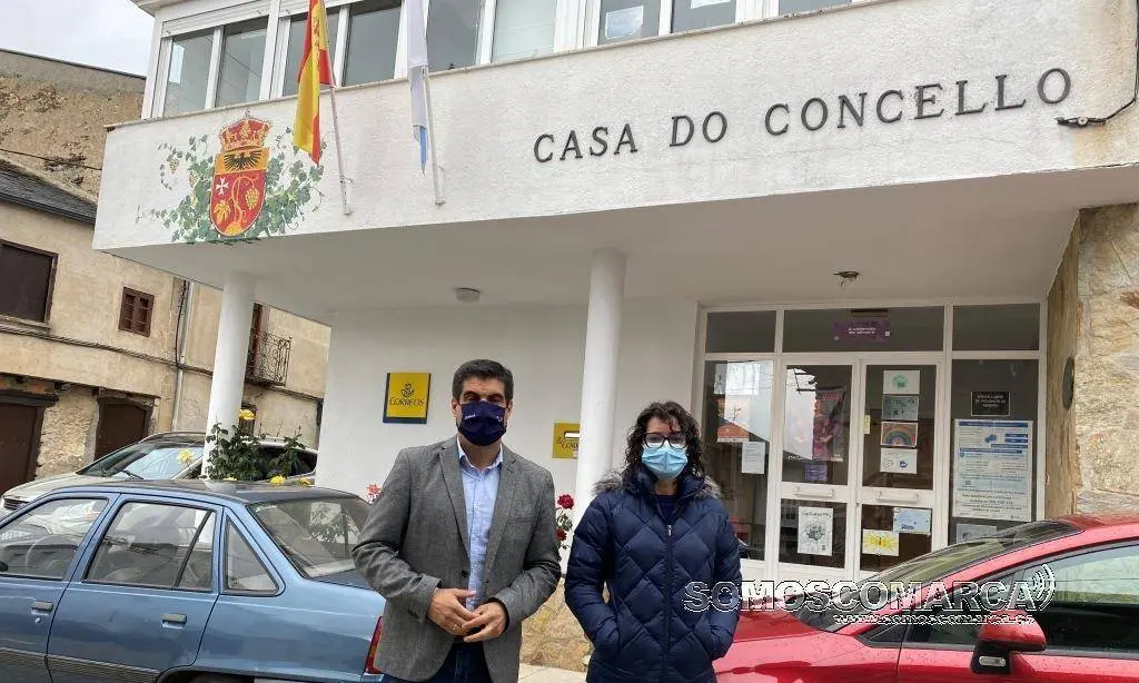 Visita de Gabriel Alén a Larouco acompañado por Patricia Lamela