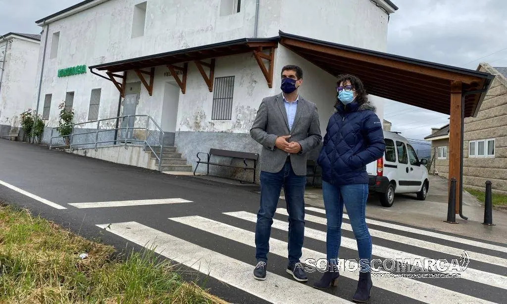 Visita de Gabriel Alén a Larouco acompañado por Patricia Lamela