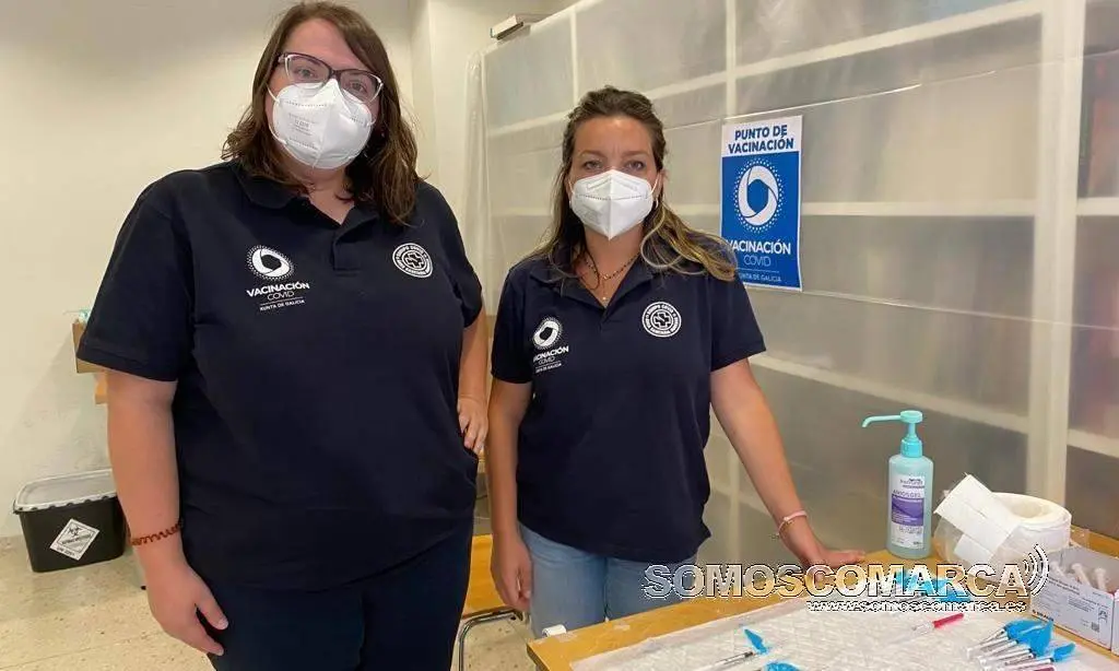 Andrea y Carla, enfermeras del centro de salud, se encargan de poner las vacunas