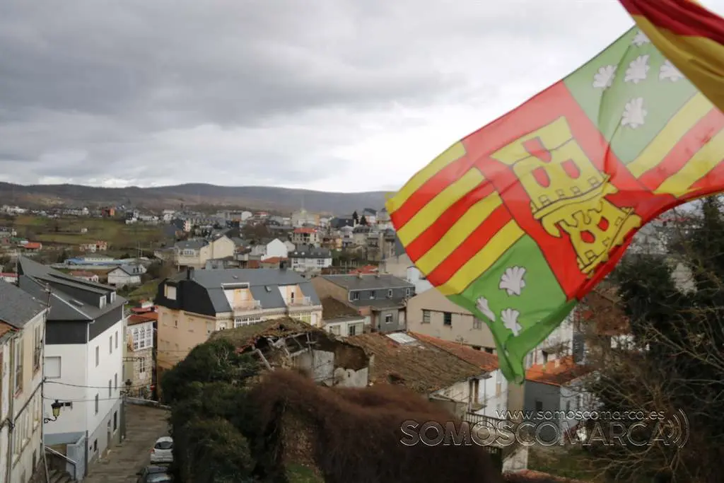 portada_somoscomarca_vianadobolo_bandera_calles_2021 (3)