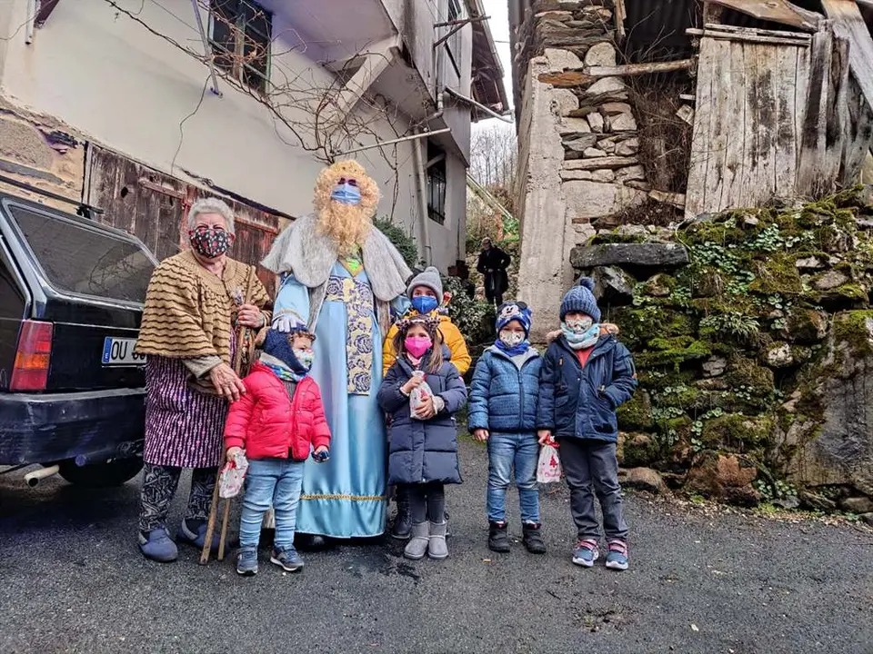 los Reyes Magos Visitaron Viana do Bolo y sus pueblos (2)