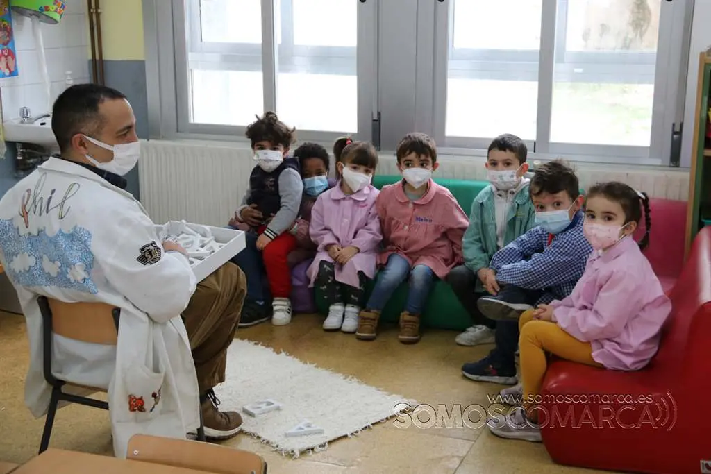Somos Comarca en el colegio Virxe do Camiño de Rubiá haciendo Menuda Tropa (2)