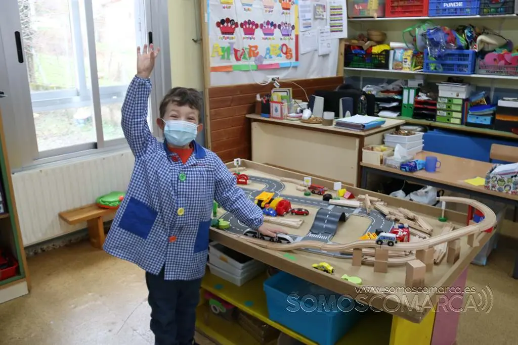 Somos Comarca en el colegio Virxe do Camiño de Rubiá haciendo Menuda Tropa (4)