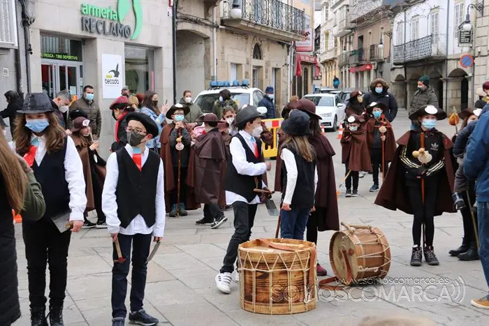 Desfile de Entroido do colexio Bibei polas Rúas de Viana 2022 (2)