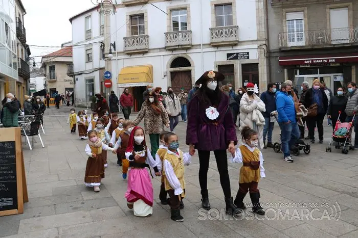 Desfile de Entroido do colexio Bibei polas Rúas de Viana 2022 (7)