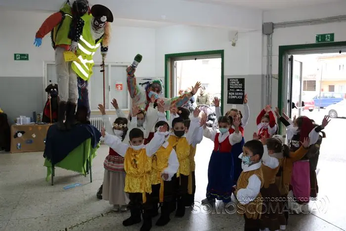 Desfile de Entroido do colexio Bibei polas Rúas de Viana 2022 (38)