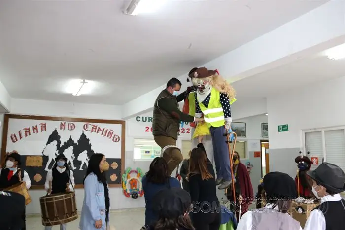 Desfile de Entroido do colexio Bibei polas Rúas de Viana 2022 (43)