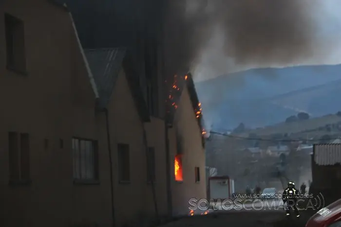 Incendio en las naves anexas a CEDIE (O Barco) (7)