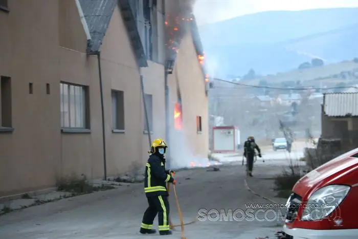 Incendio en las naves anexas a CEDIE (O Barco) (9)