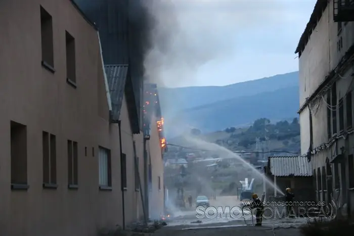 Incendio en las naves anexas a CEDIE (O Barco) (13)