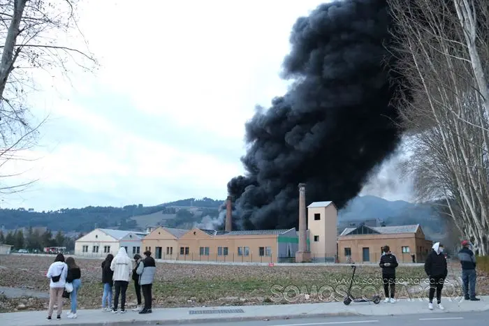 Incendio en las naves anexas a CEDIE (O Barco) (16)