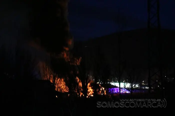 Incendio en las naves anexas a Cedie, en O Barco (1)