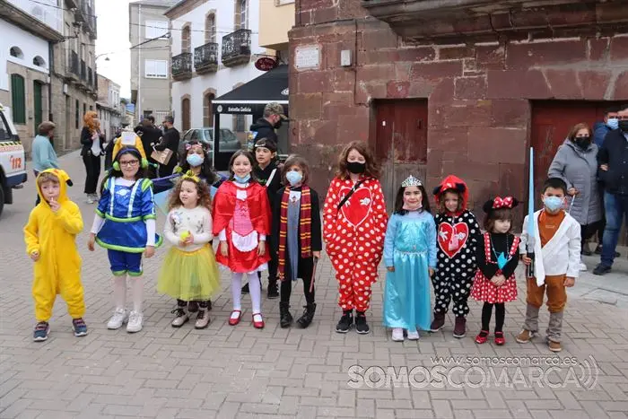 Peque-entroido en A Rúa Vella con FArgalleiros y chocolatada (28)