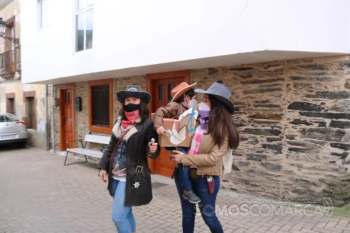 Peque-entroido en A Rúa Vella con FArgalleiros y chocolatada (34)