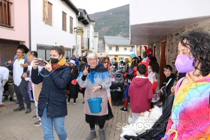 Peque-entroido en A Rúa Vella con FArgalleiros y chocolatada (44)