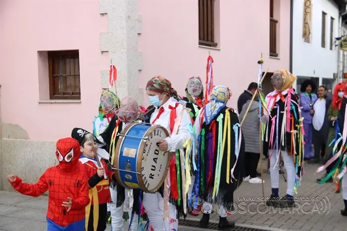Peque-entroido en A Rúa Vella con FArgalleiros y chocolatada (48)