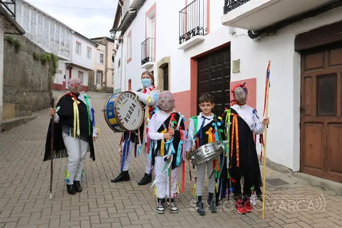Peque-entroido en A Rúa Vella con Fargalleiros y chocolatada (1)