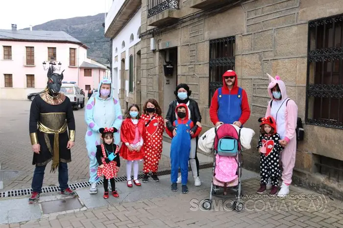 Peque-entroido en A Rúa Vella con FArgalleiros y chocolatada (50)