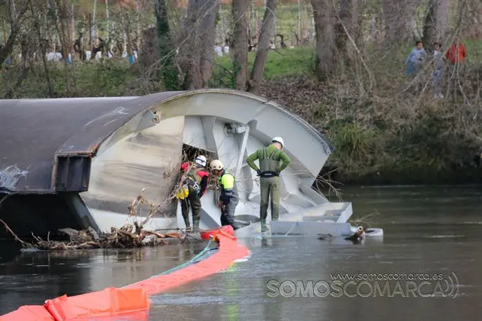 Retirada de la compuerta de la presa de Santiago, aguas abajo del río Sil (4)