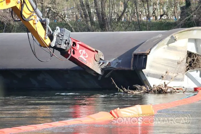Retirada de la compuerta de la presa de Santiago, aguas abajo del río Sil (1)