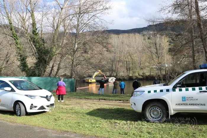 Retirada de la compuerta de la presa de Santiago, aguas abajo del río Sil (10)