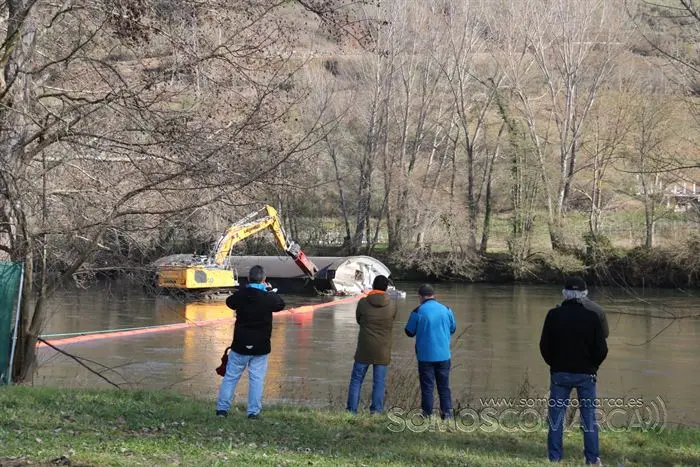 Retirada de la compuerta de la presa de Santiago, aguas abajo del río Sil (11)