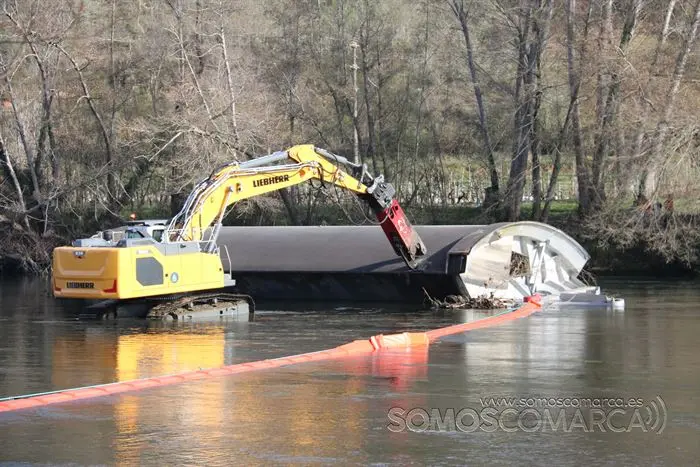 Retirada de la compuerta de la presa de Santiago, aguas abajo del río Sil (12)