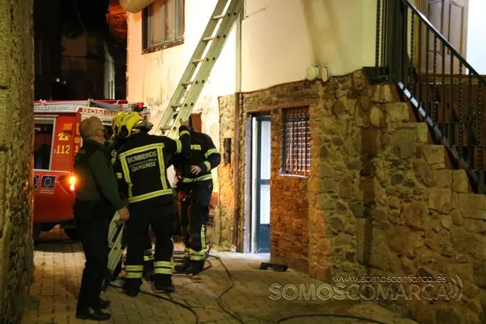 Incendio de una chimenea en una casa en Petín (2)
