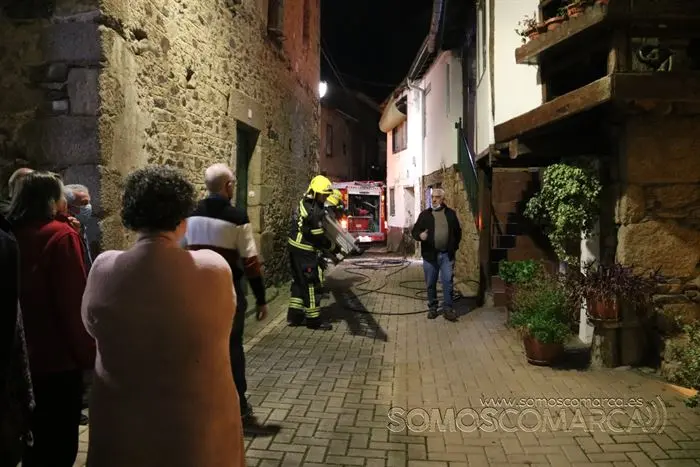Incendio de una chimenea en una casa en Petín (4)